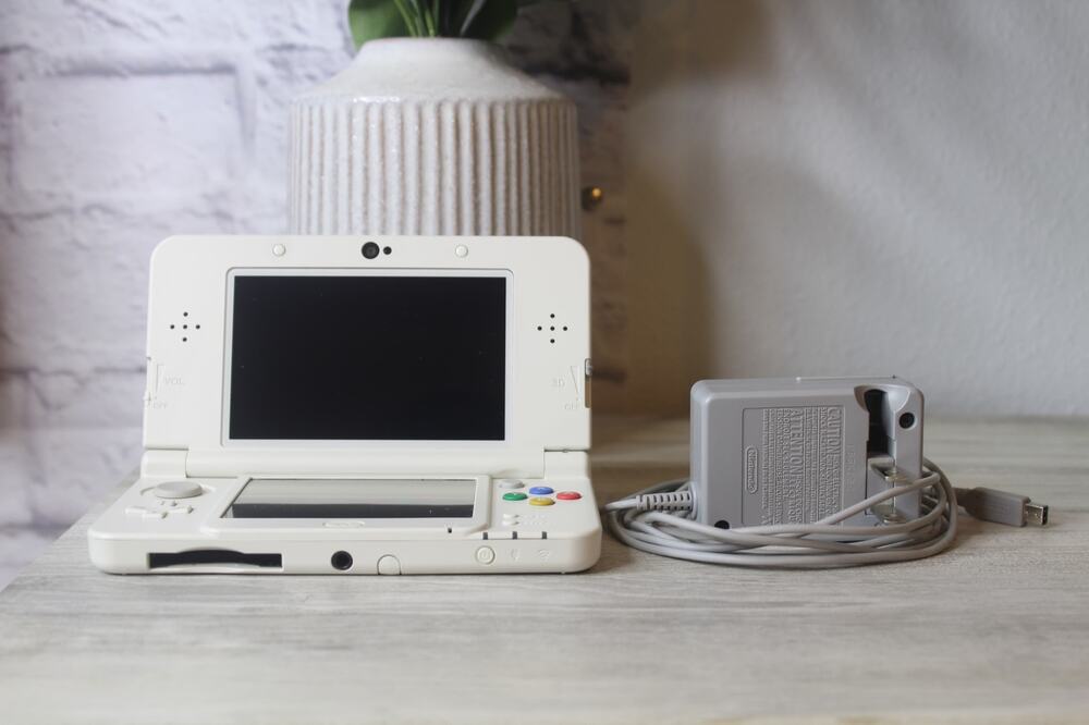 Nintendo New 3DS Super Mario Edition White Console w OEM Charger Stylus Tested